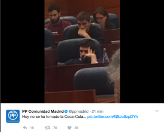 Ramón Espinar se duerme en el Pleno y el PP afirma: “Hoy no se ha tomado la Coca-Cola…”
