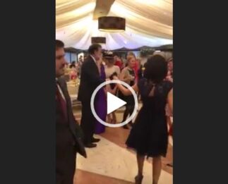 Madre mia !!! Rajoy vuelve a bailar a ritmo de Raphael y nos deleita con su movimientos de caderas, esta vez en una boda en Murcia