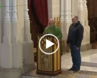 Un hombre se cuela en directo en la misa  «Soy Luis Enrique y soy la reencarnación»