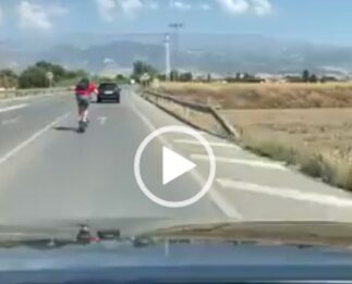 En patiente a 100Km e intenta adelantar un coche
