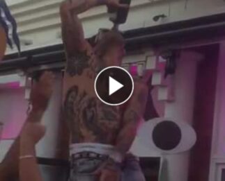El Dj que lo da todo en Torremolinos pasándose las medidas Anticovid 19 por el arco del triunfo.