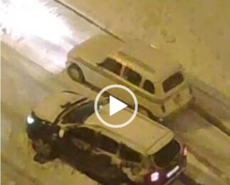 Renault 4 humilla a un Dacia Duster pasandole por la derecha sin decir adiós en Filomena Madrid