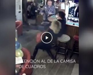 Atención al hombre de la camisa de cuadros de la barra del bar