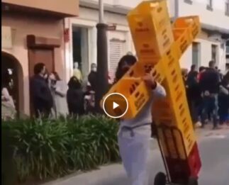 Jesús con la cruz de cajas de cervezas Estrella de Galicia.