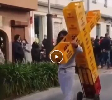 Jesús con la cruz de cajas de cervezas Estrella de Galicia.