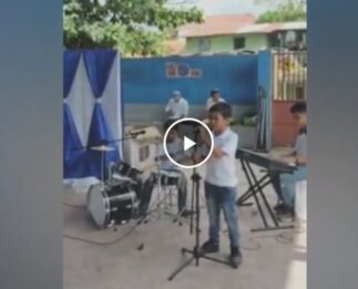Niños tocando  Queen – Radio Ga-Ga