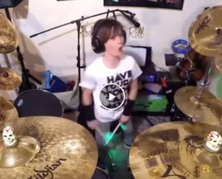 Niño de 9 años toca con su batería el tema «Your LOVE de The Outfield»